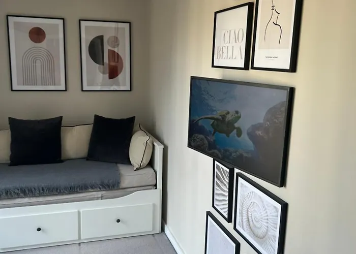 Cosy Bedroom In Luxury Apartment London